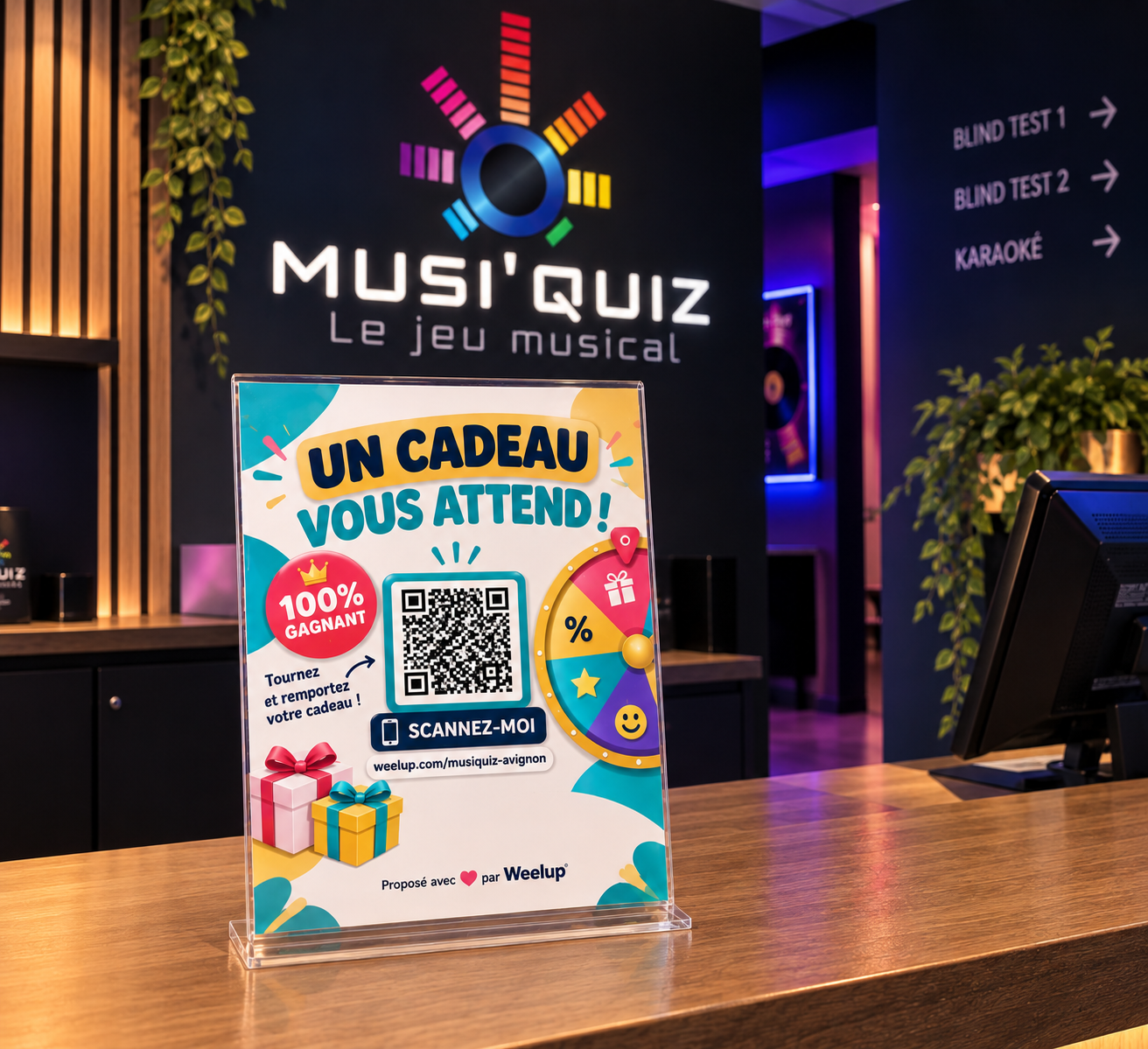 Présentoir Weelup avec QR code posé sur le comptoir de Musi'Quiz Avignon